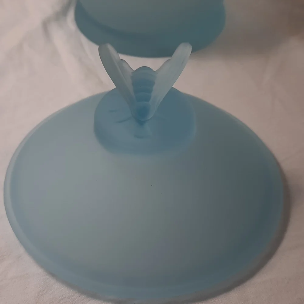 Vintage Blue Satin Imperial Glass Bee Box with original sticker - Picture 3 of 10